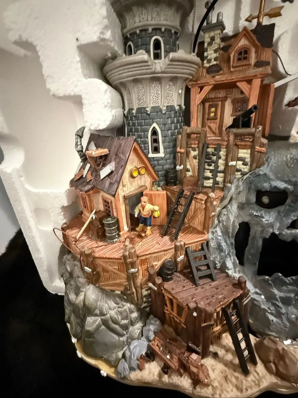 #65362 LEMAX SPOOKY TOWN : LIGHTED ISLE OF DOOM LIGHTHOUSE - MUSICAL PIRATES